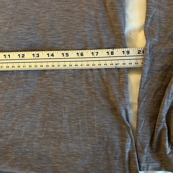 Under Armour Women’s Long-Sleeve Workout Top Split Back Mesh Detail Cut Out Sz M - Picture 10 of 11